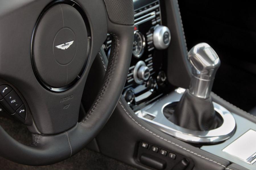 Детали интерьера Aston Martin DBS 007 Quantum of Solace 2008 года  (фото 21 из 43)